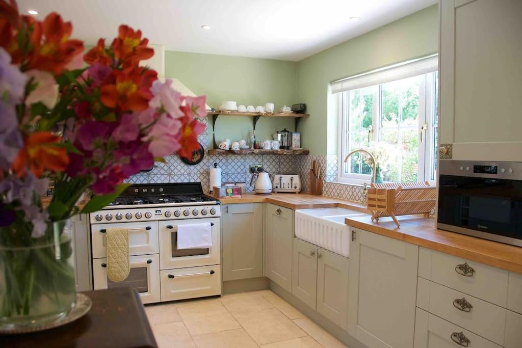 Canal View 2 Bedrooms End Of Terrace Chichester Exterior photo